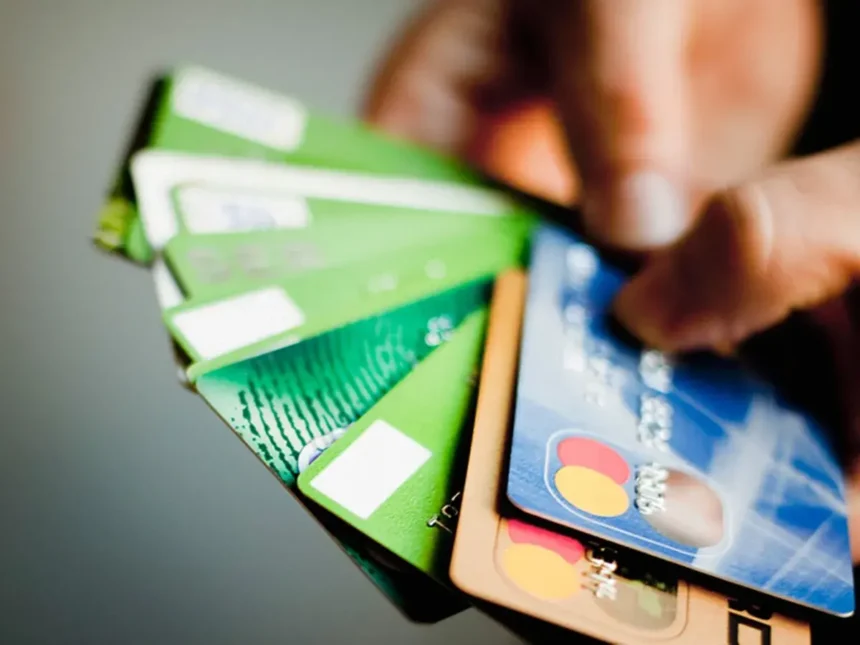 क्या आप जानते हैं क्रेडिट कार्ड कंपनियां ग्राहकों से किन तरीकों से पैसा कमाती हैं ?
